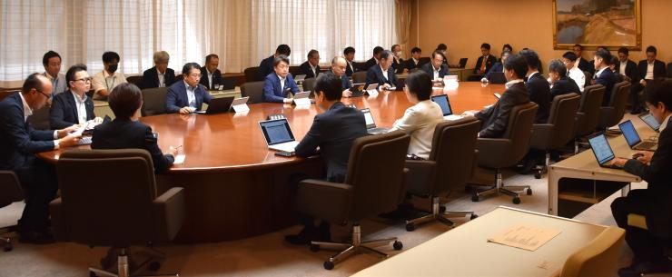 議会運営委員会審査風景の写真