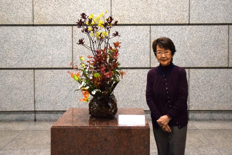 生け花と先生の写真