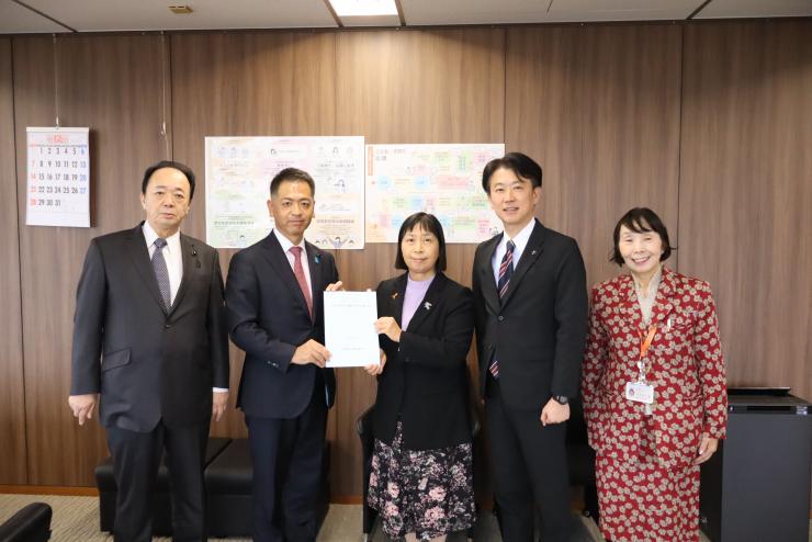 渡辺こども家庭庁長官(中央)と清原こども家庭庁参与(右側)への要望