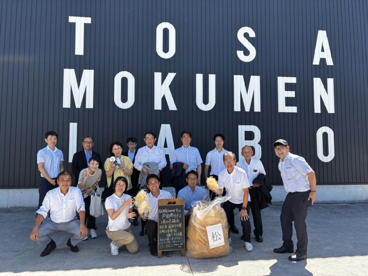 有限会社戸田商行にて議員とスタッフの集合写真