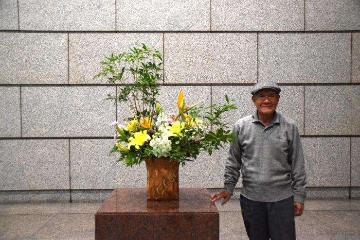 生け花と先生の写真