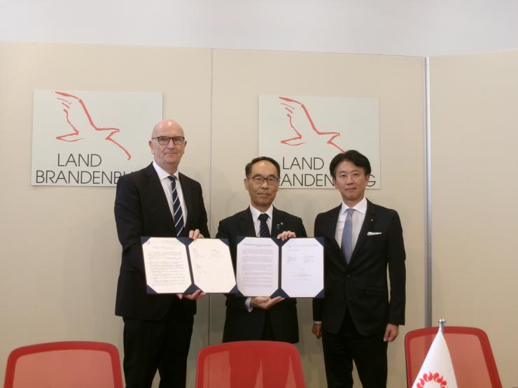 ドイツのブランデンブルグ州首相と記念写真を撮る知事の写真