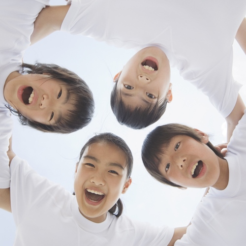 肩を組む4人の子どもたちの画像