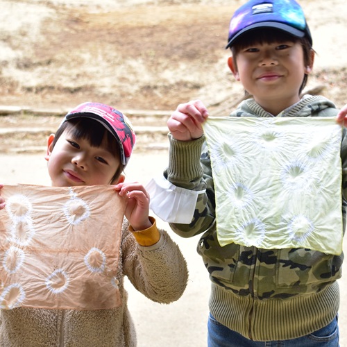 草木染の作品を披露している写真