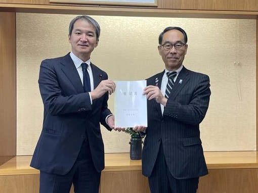 大野知事から広瀬農林水産大臣政務官への要望書手交時の写真