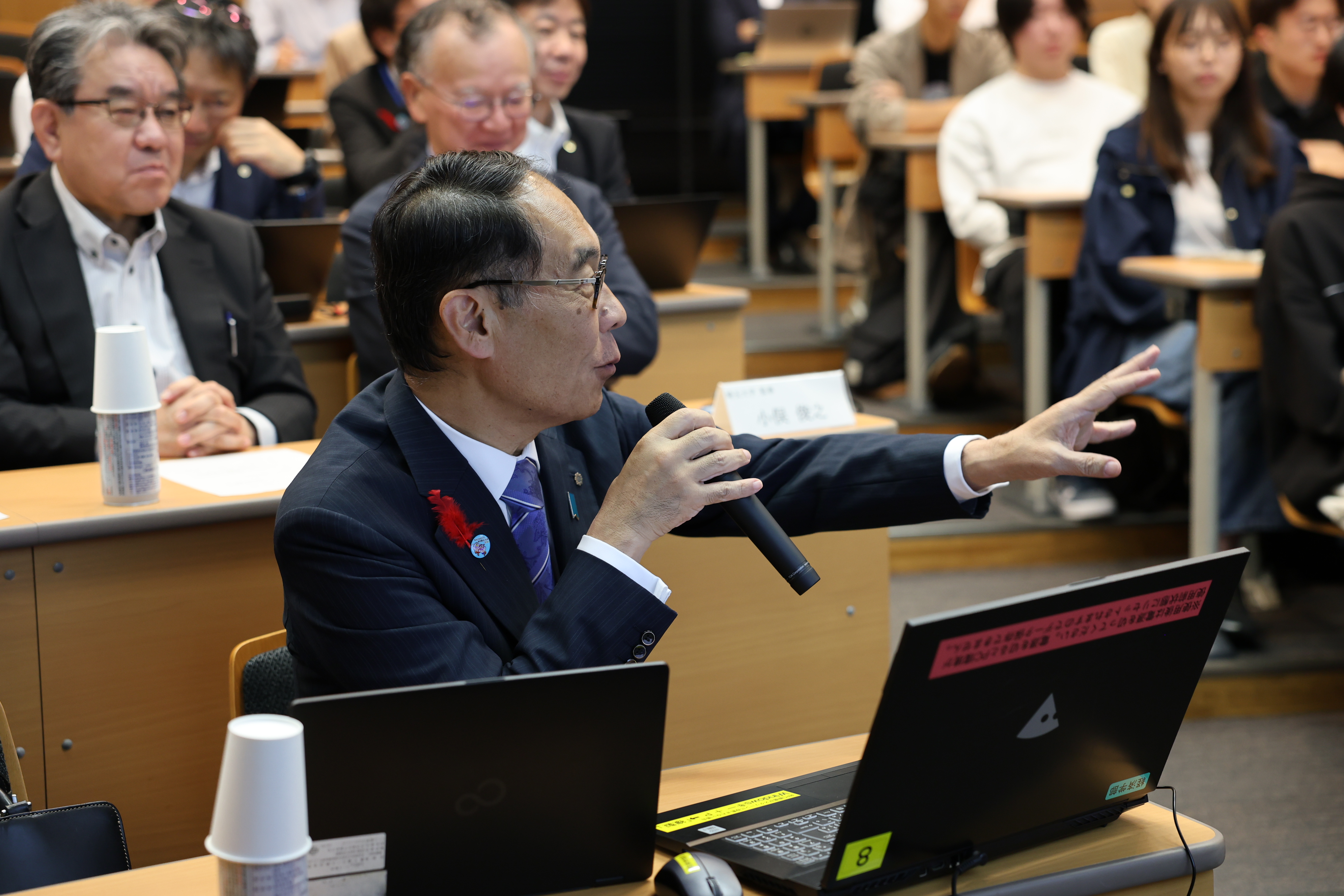 知事が席に座りながらコメントする様子