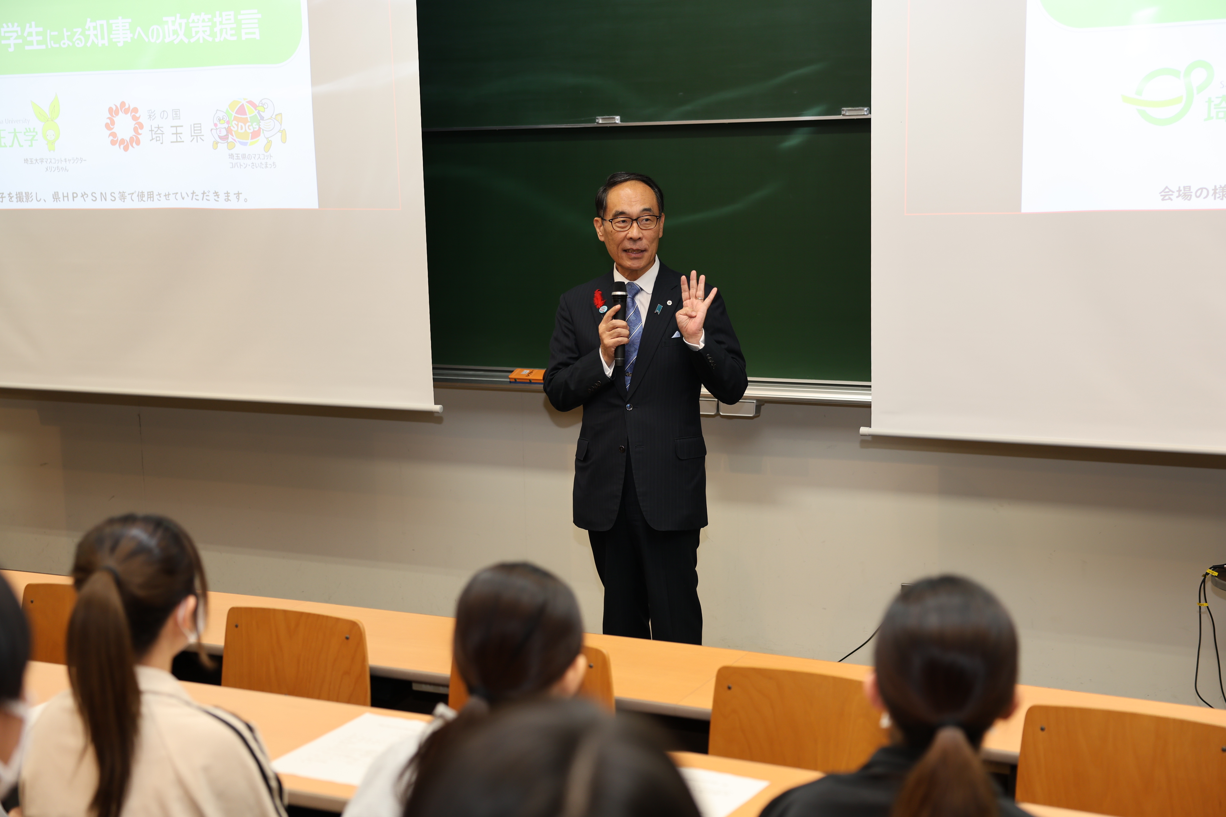 知事が学生に向けて挨拶・コメントする様子