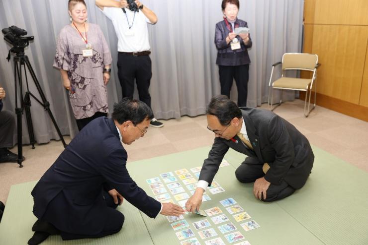 上里町長と西﨑キクかるたを行う