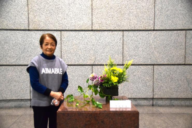 生け花と先生の写真