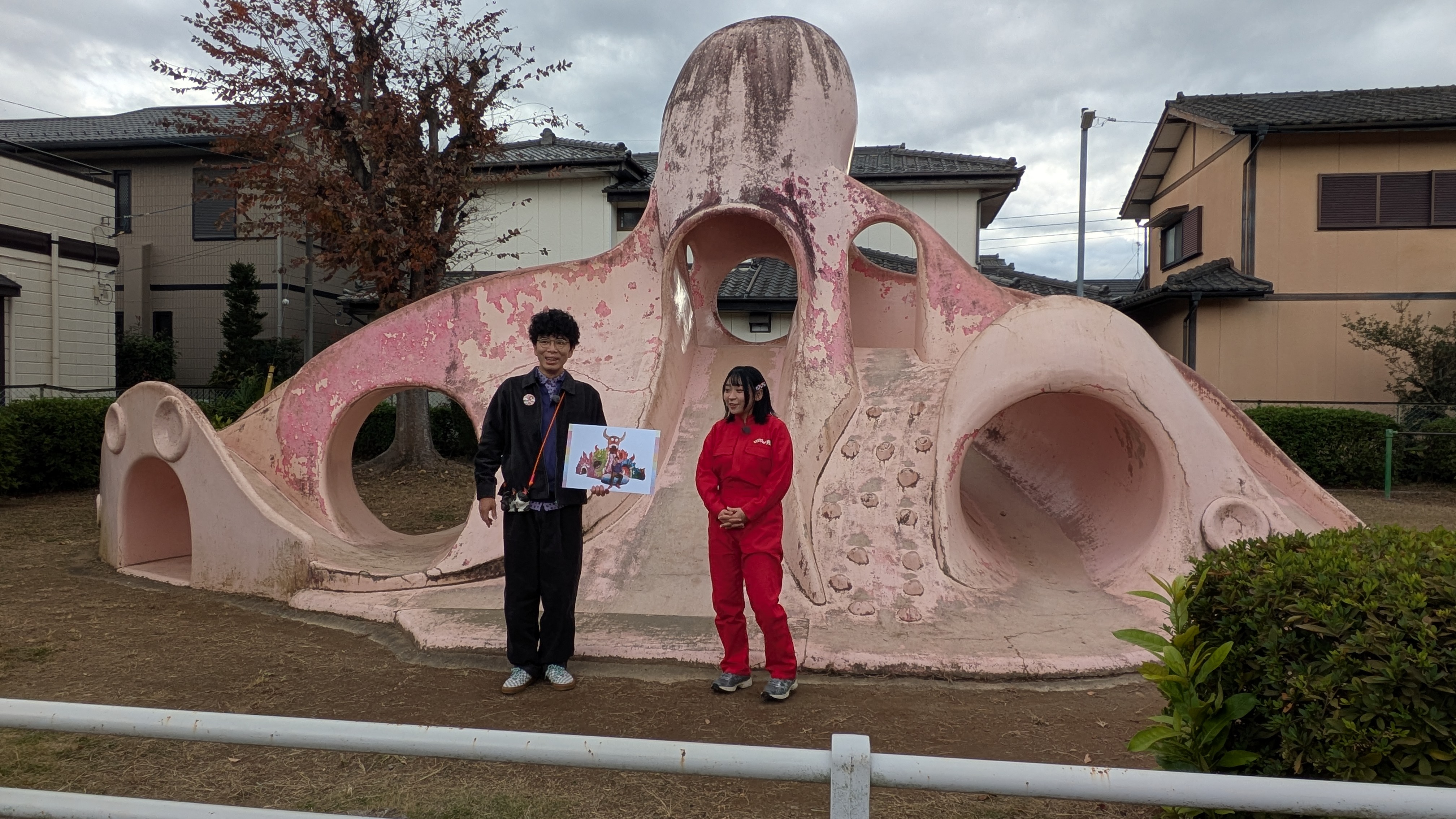 姫宮たこ公園で会話をする片桐仁とアンゴラ村長