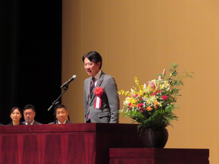 祝辞を述べる白土議長