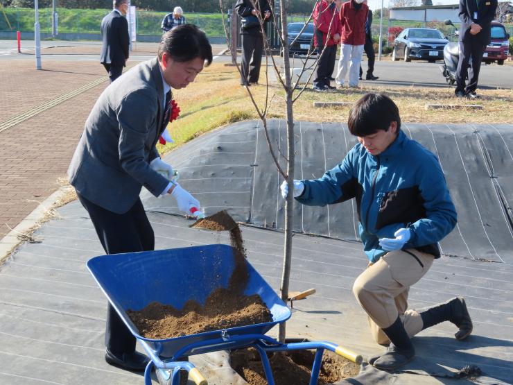 記念植樹をしている様子の写真