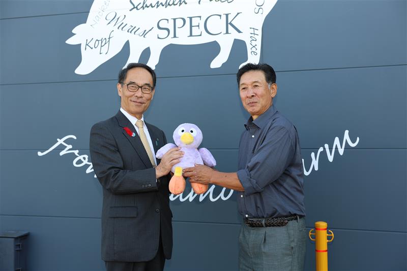 手づくりハム工房バルツバインの関係者と記念写真を撮る様子