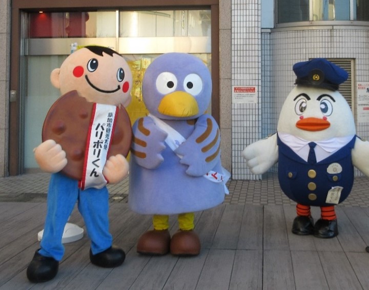 埼玉県マスコット「コバトン」（中）、埼玉県警察マスコット「ポッポくん」（右）、草加せんべいマスコット「パリポリくん」（左）