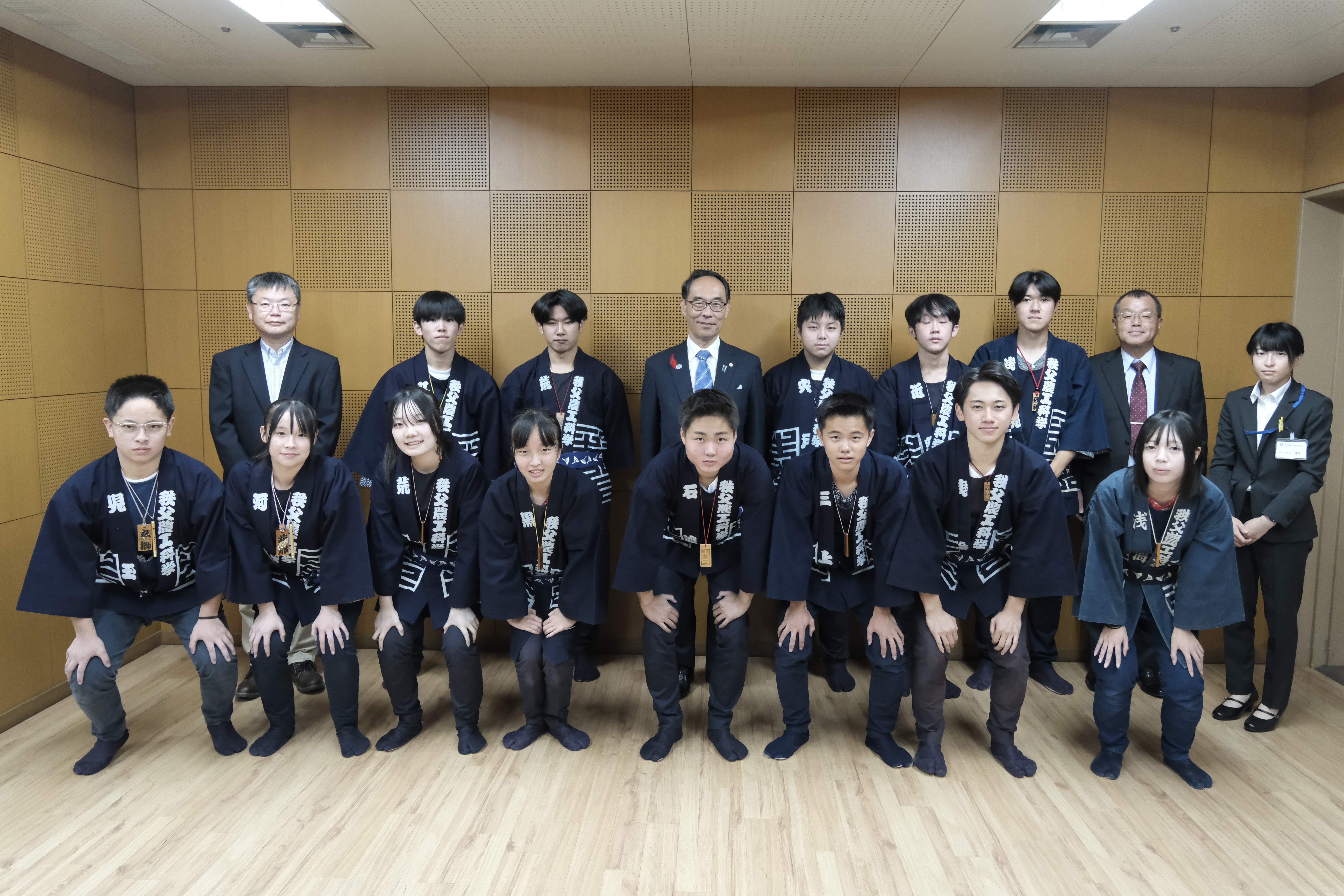 県立秩父農工科学高等学校秩父屋台囃子保存部の生徒と集合写真を撮る知事の写真
