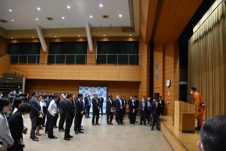 消防署の職員から講評を聞く議員の様子