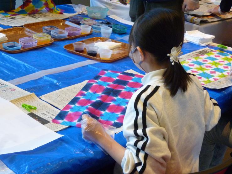 和紙で染物を作るこども