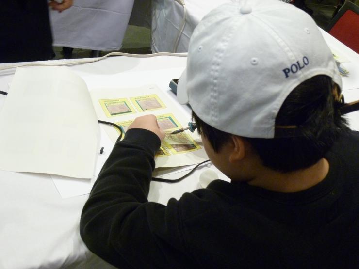 ピンポン玉を使ってイルミネーションを作るこども