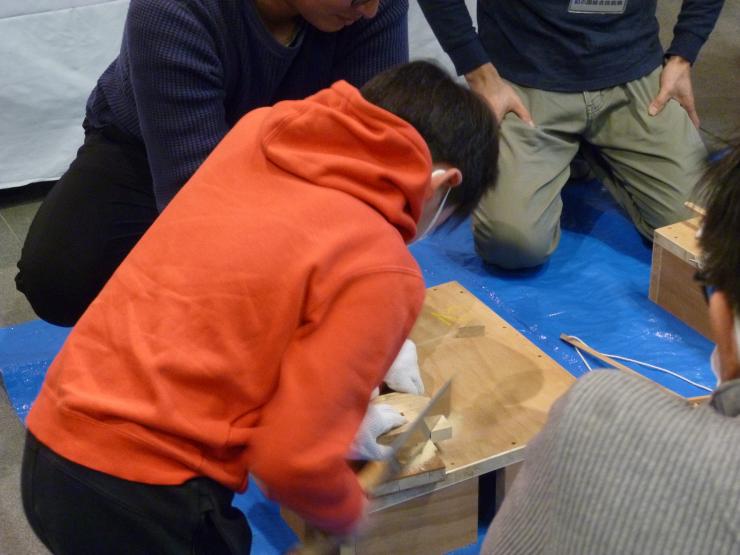 火起こし器を作るこども