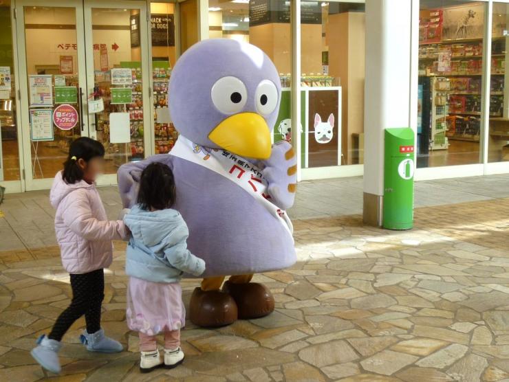 コバトンと触れ合うこども