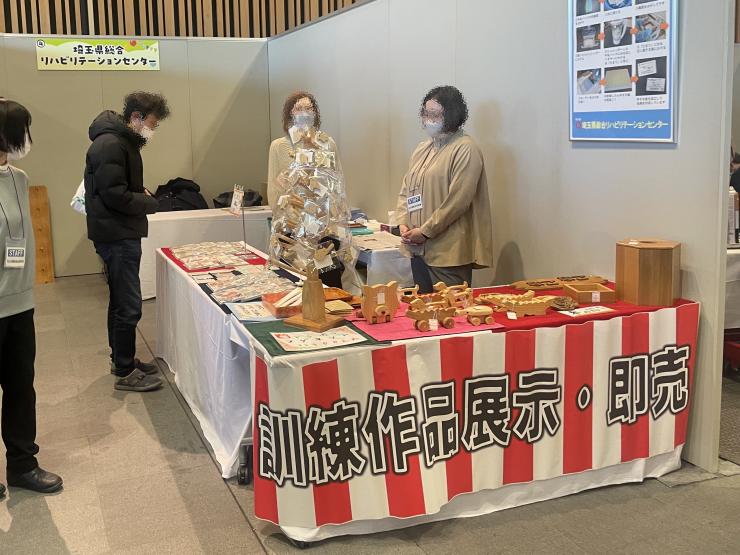マグネットやおもちゃなど木工作品の即売