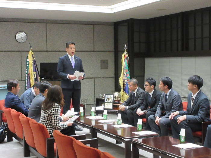 激励の言葉を述べる諸井会長