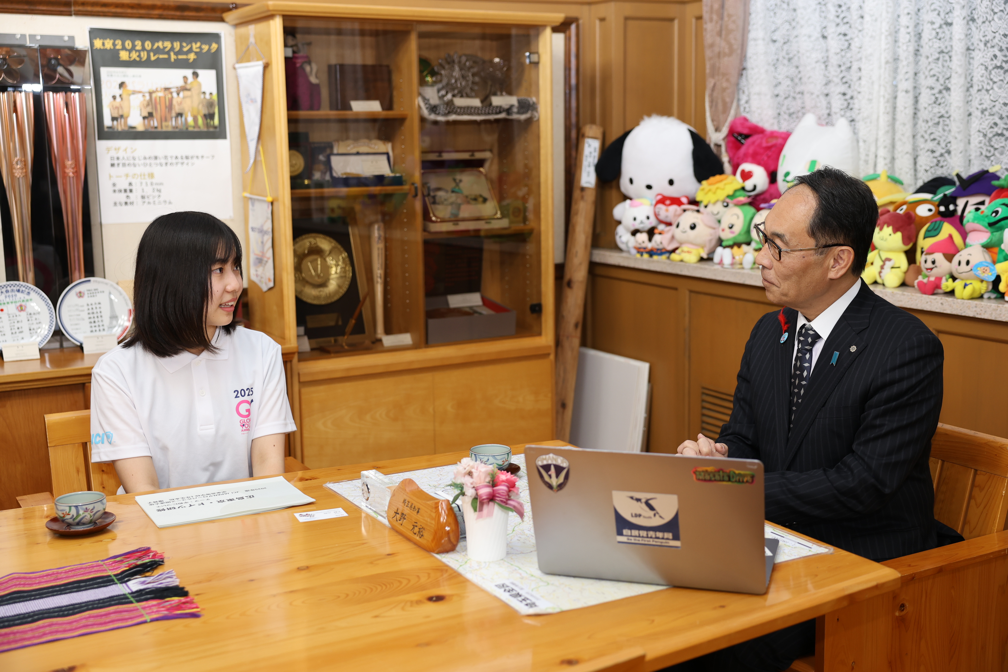 訪問者と歓談する様子