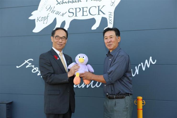 手づくりハム工房バルツバインの関係者と記念写真を撮る様子