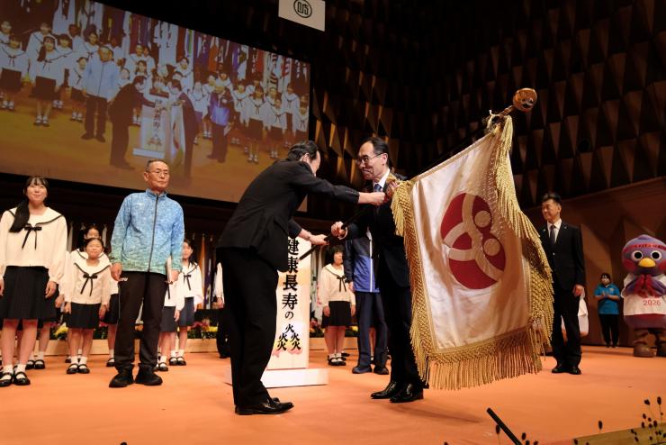 岐阜県知事から大野知事へ旗を引き継ぐ様子