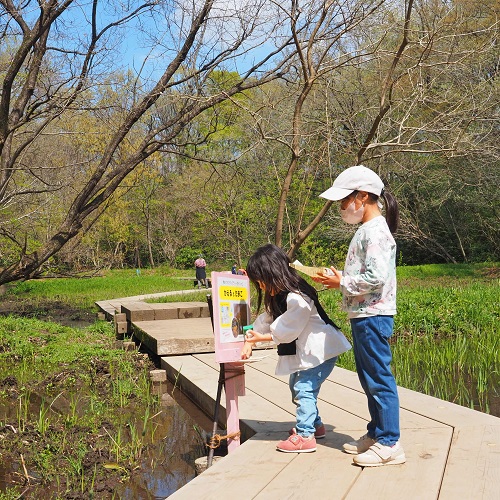 スタンプラリーで園内を回る子どもたちの写真