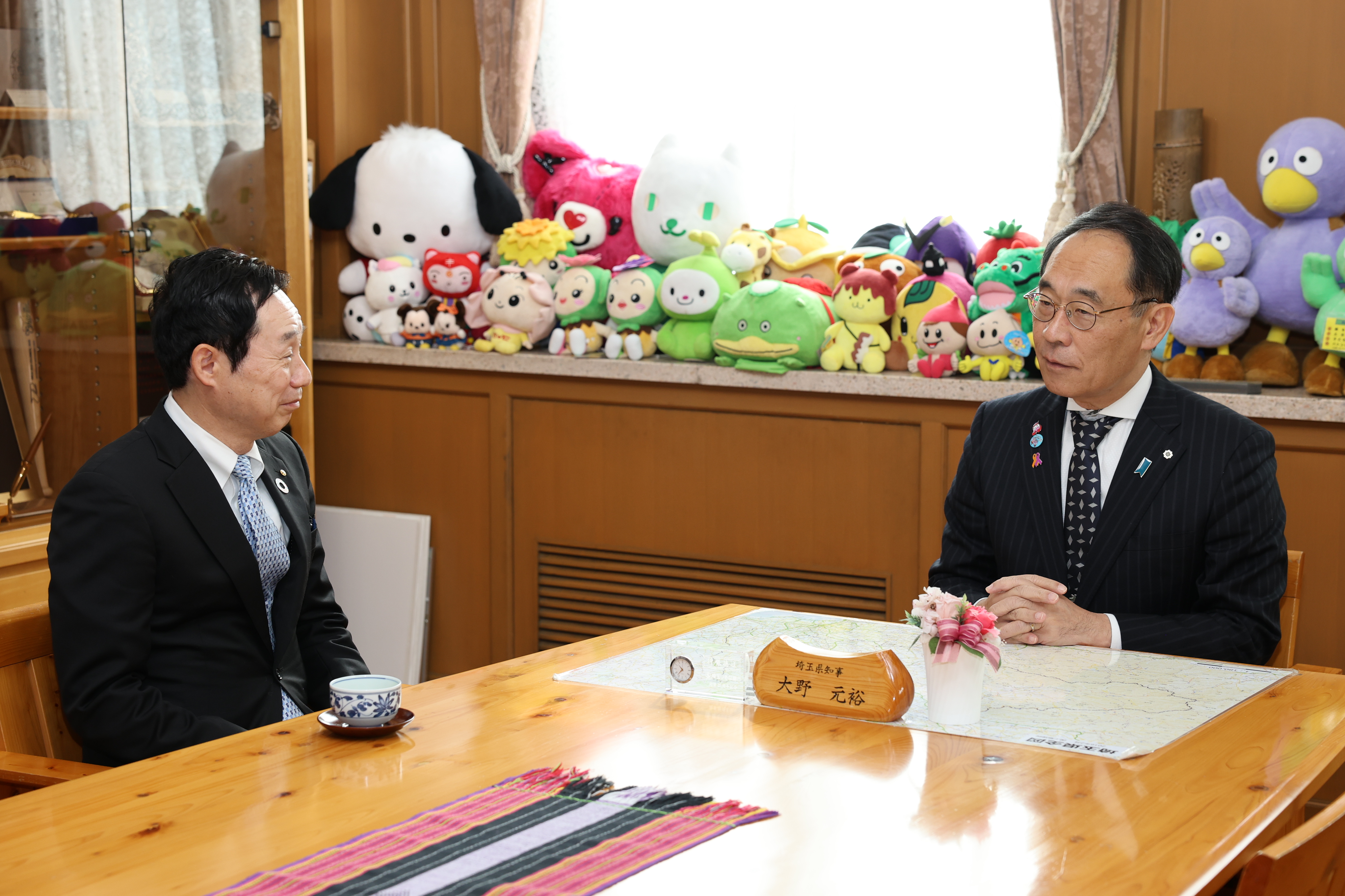 表彰者と会談する知事の写真