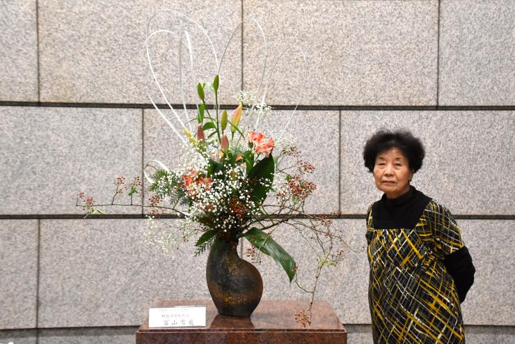 生け花と先生の写真