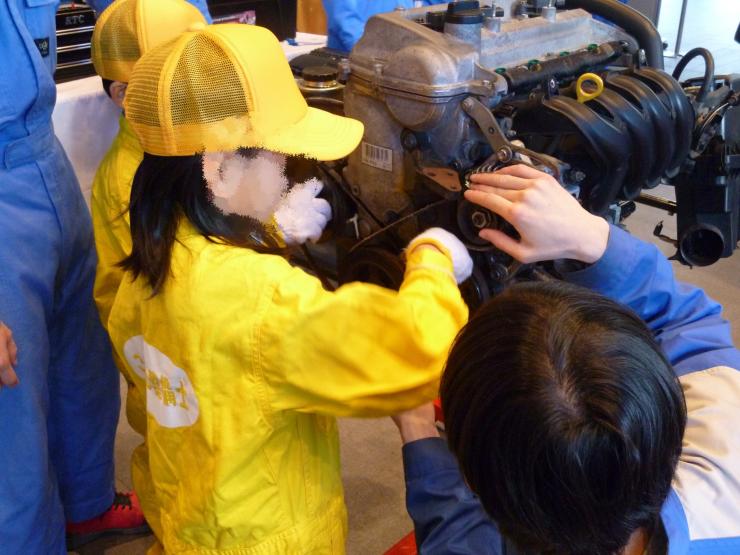 自動車整備士体験をする子供の写真
