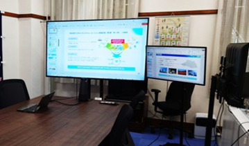 部局長執務室への大型モニターの設置