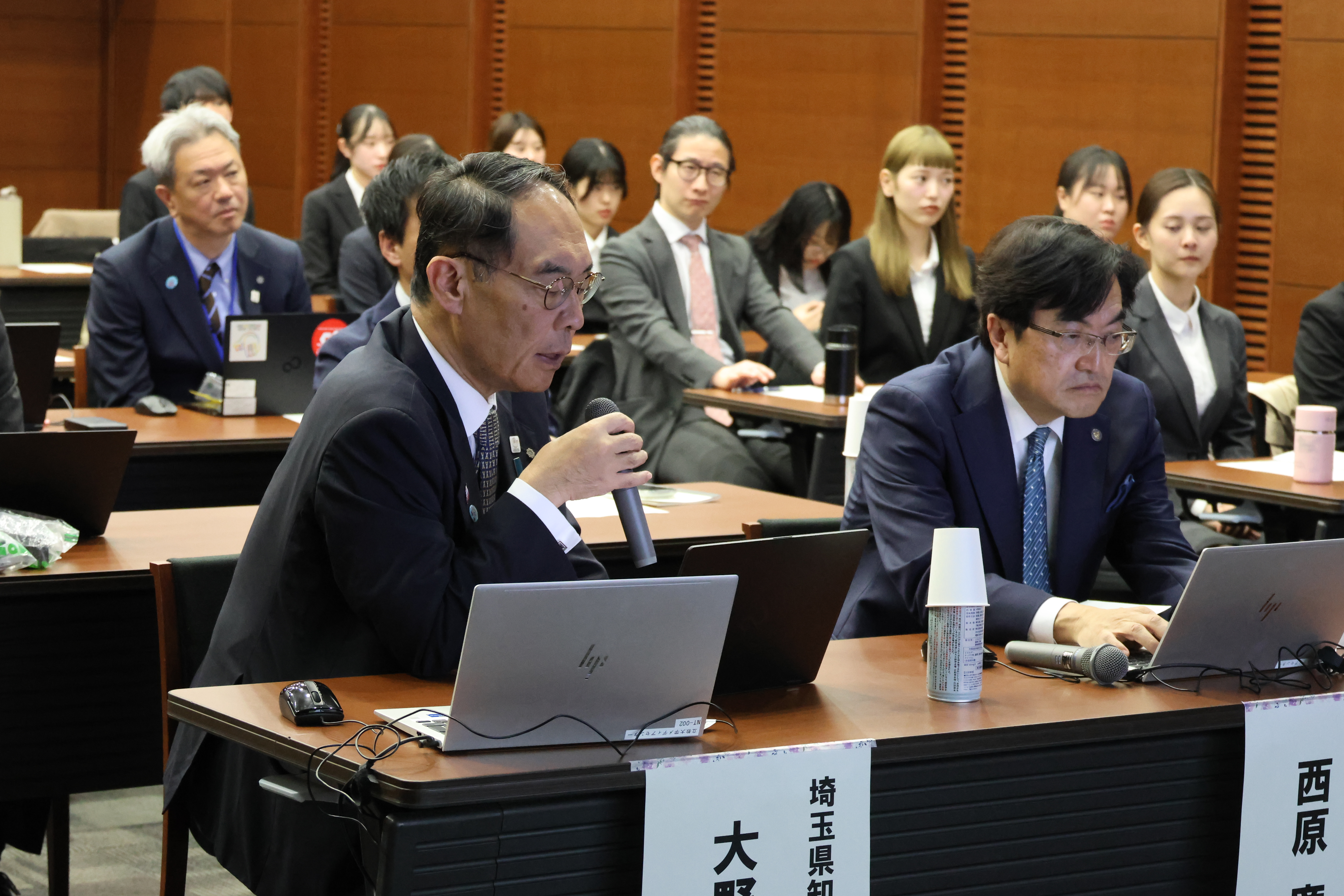 知事が発言する様子