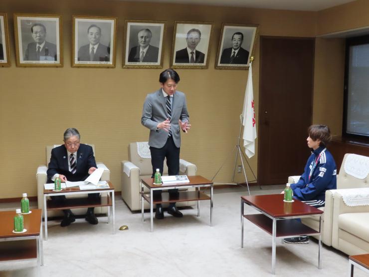 お祝いの言葉をおくる白土議長