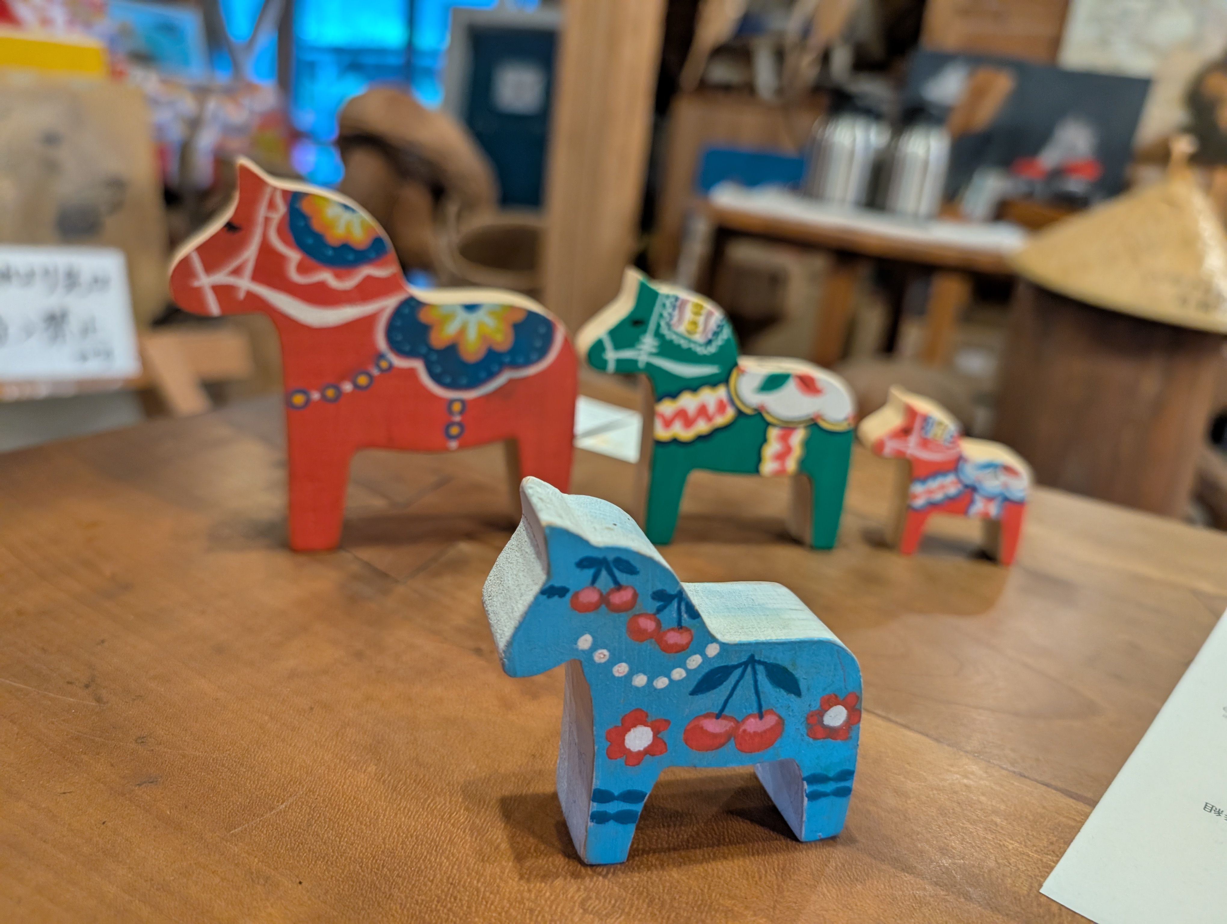 西川材を使った絵付けされた「ダーラナホース」