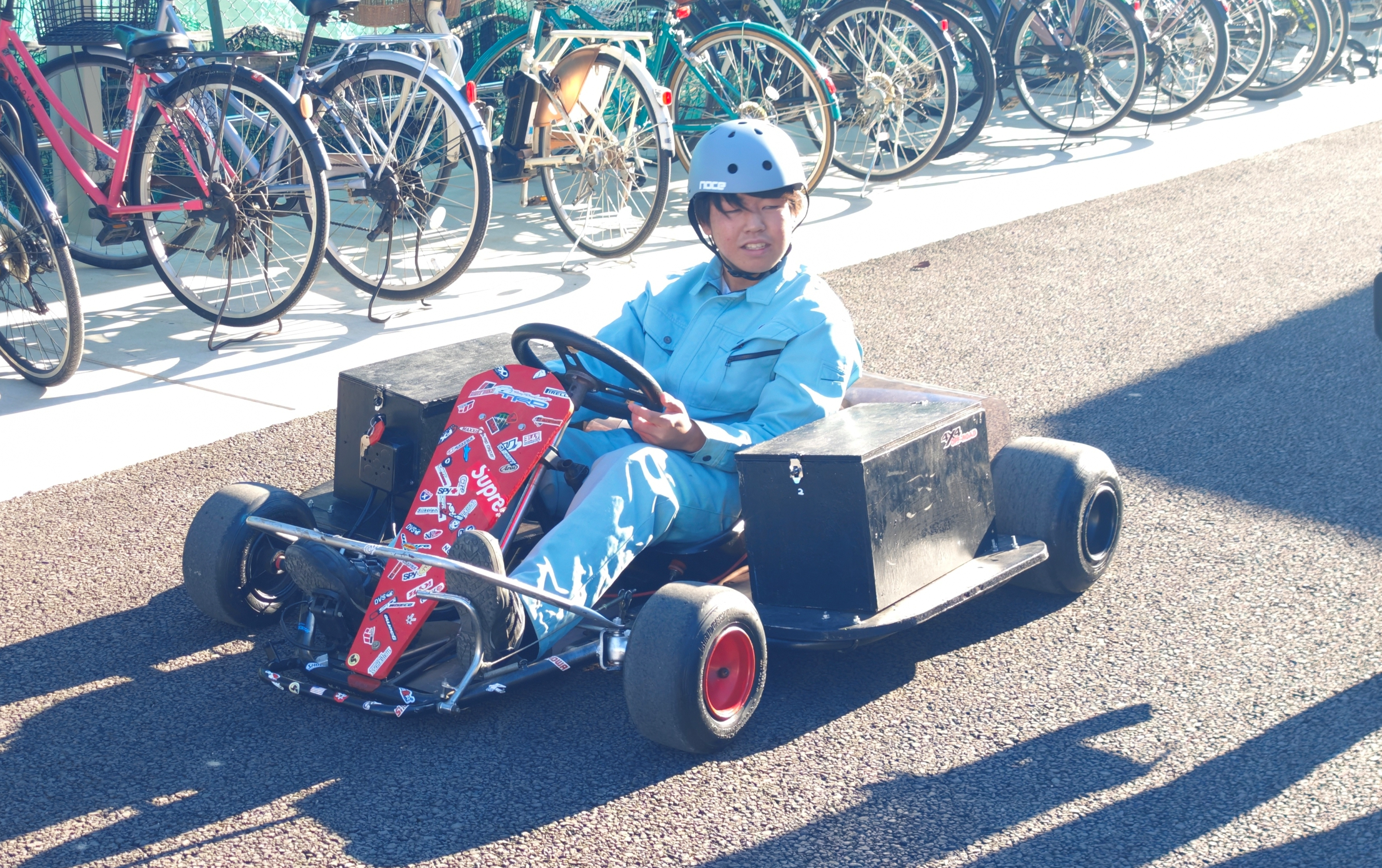 大宮工業高校の生徒がレーシングカートを運転する