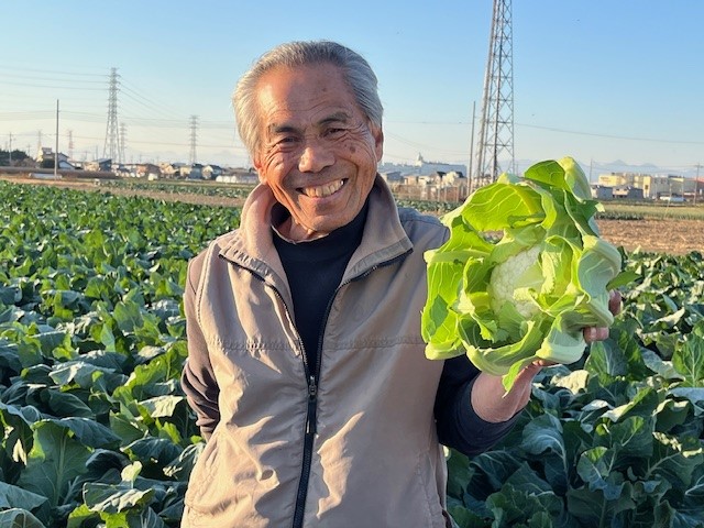 農家がカリフラワーを持っている様子