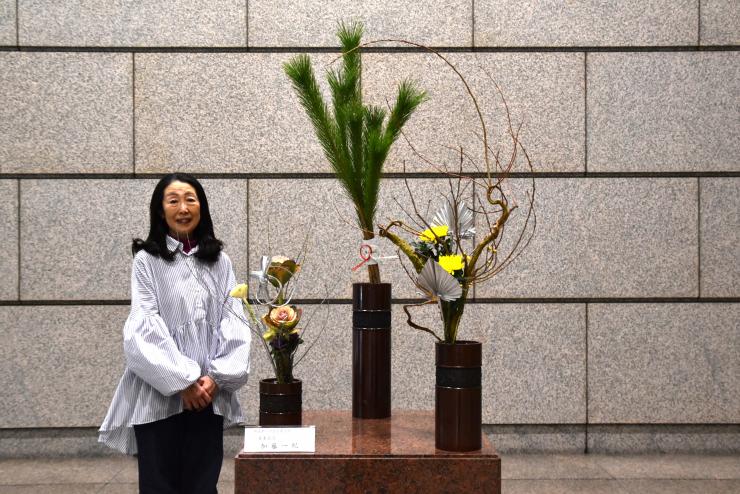 生け花と先生の写真