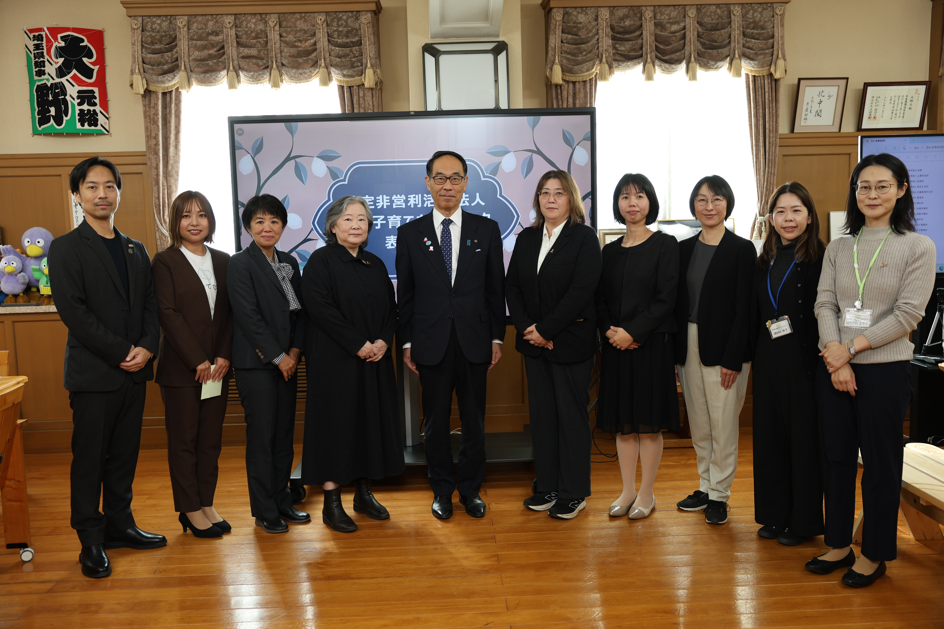 訪問者と集合写真を撮る様子