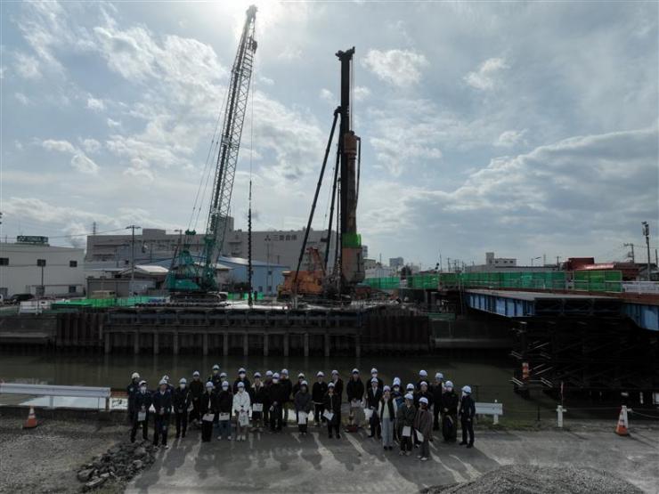 現場見学の様子をドローンで集合写真を撮影（総合土木職）