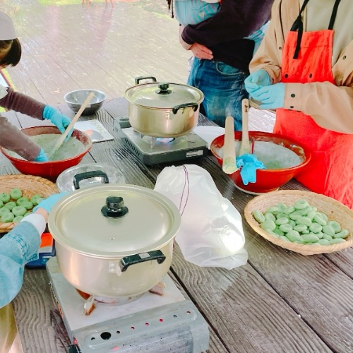 ヨモギを使用して団子を作る様子の写真