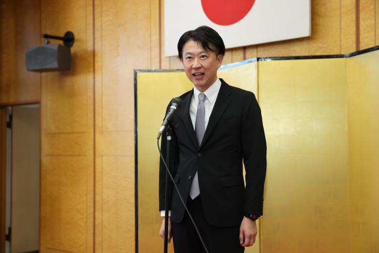 新年のあいさつを述べる白土幸仁議長の写真