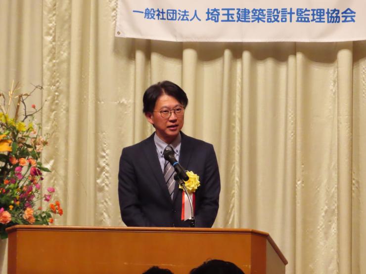 祝辞を述べる白土議長の写真