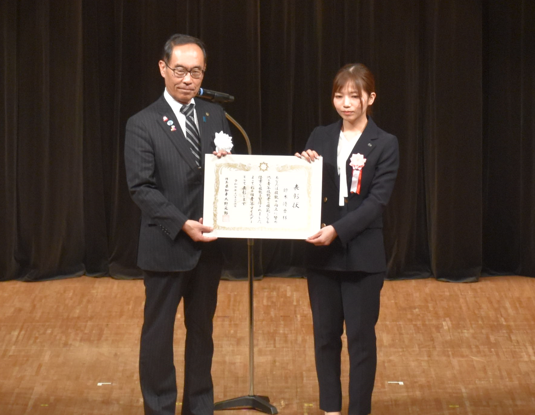 表彰者と写真を撮る知事の写真