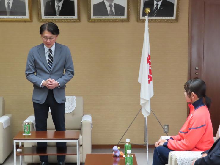 激励の言葉をおくる白土議長