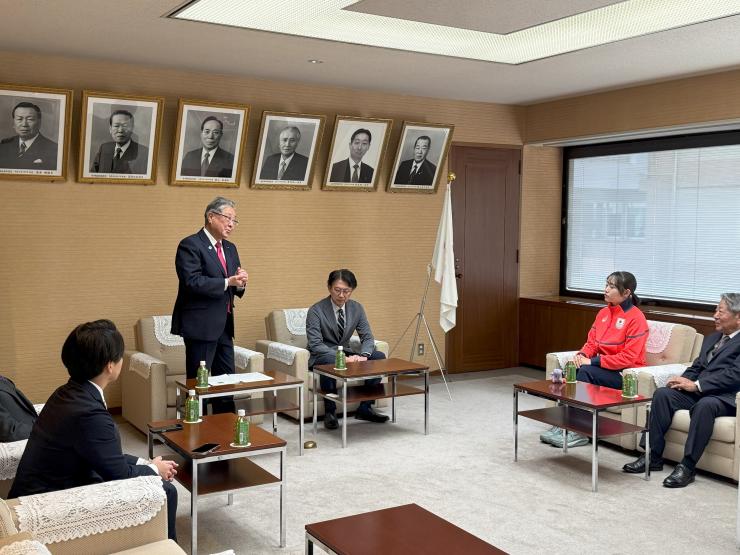 激励の言葉を贈る飯塚副議長