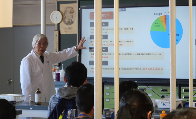 写真：講義をする野澤さん