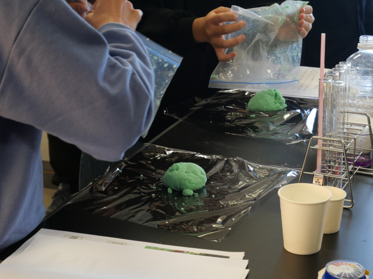 写真：こどもたちが入浴剤を作っている様子